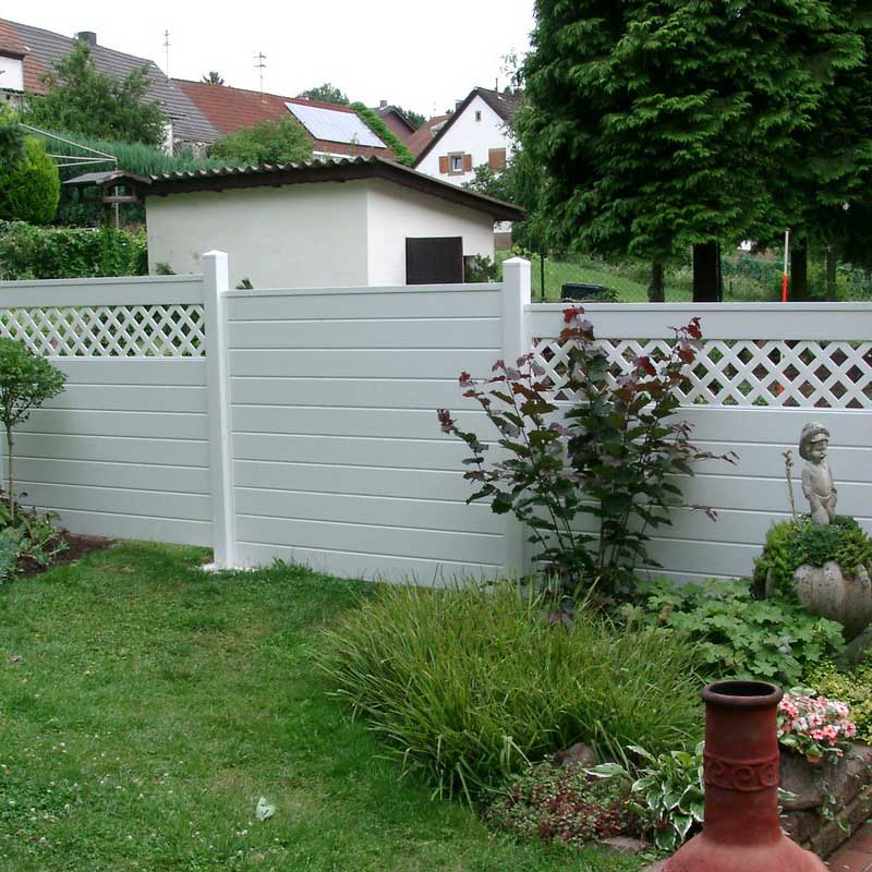 Sichtschutzzaun mit Rankgitterelemente im Garten aus Kunststoff in Grau