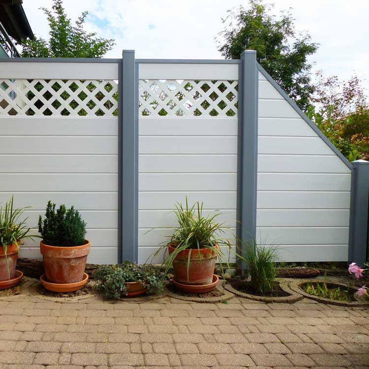 Sichtschutzzaun aus Kunststoff PVC  in Weiß und Grau auf einer Gartenterrasse